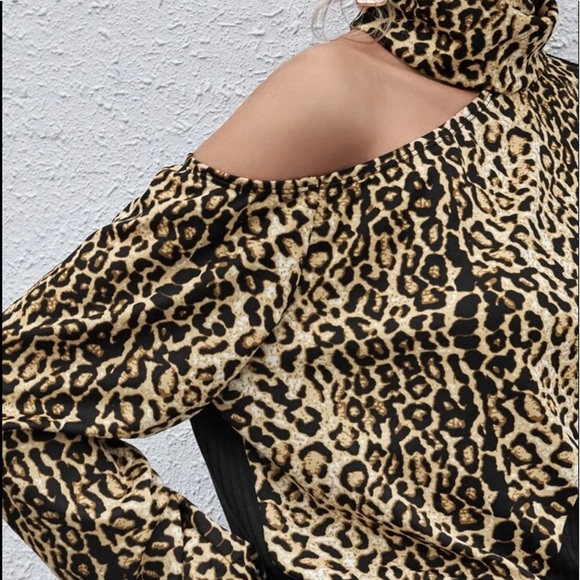 Beautiful woman high neck cutout leopard top - Picture 4 of 6
